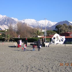 Marmorbrueche und Sehenwuerdigkeiten - Der Strand von Marina die Carrara im Winter. Im Rücken das Meer und vorne die Berge die Apeninnen.