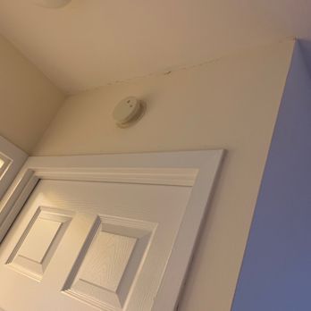 Horizon Realty Group - Cracked ceiling paint - Property Management Near Me - Chicago, Illinois Horizon Realty Group - Cracked ceiling paint - Property Management Near Me - Chicago, Illinois