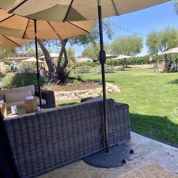 Rava Wines - Outdoor sitting and tasting - Wine Tasting Room Near Me - Paso Robles, California