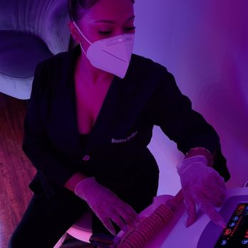 Bonita Bodies - Technician preparing for session. - Body Contouring Near Me Bonita Bodies - Technician preparing for session. - Body Contouring Near Me