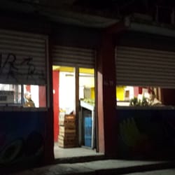 Frutería Solis - En el día tambien puedes encontrarlo asi, en realidad esto significa que esta abierto ;)