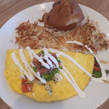 Broken Yolk Cafe - 12/01/2024.  Mom's omelette (veggies) [$16.95]:  basic, 3.5/5 stars. - Breakfast & Brunch Near Me - San Diego, California