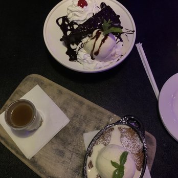 Morrison - Bread pudding with caramel bourbon and flourless chocolate cake - Gastropubs Near Me - Los Angeles, California Morrison - Bread pudding with caramel bourbon and flourless chocolate cake - Gastropubs Near Me - Los Angeles, California