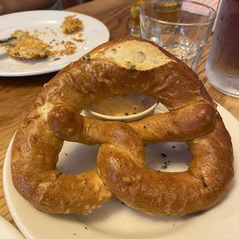 Speisekammer - Pretzel mit Bier-Kasesosse - German Near Me - Alameda, California