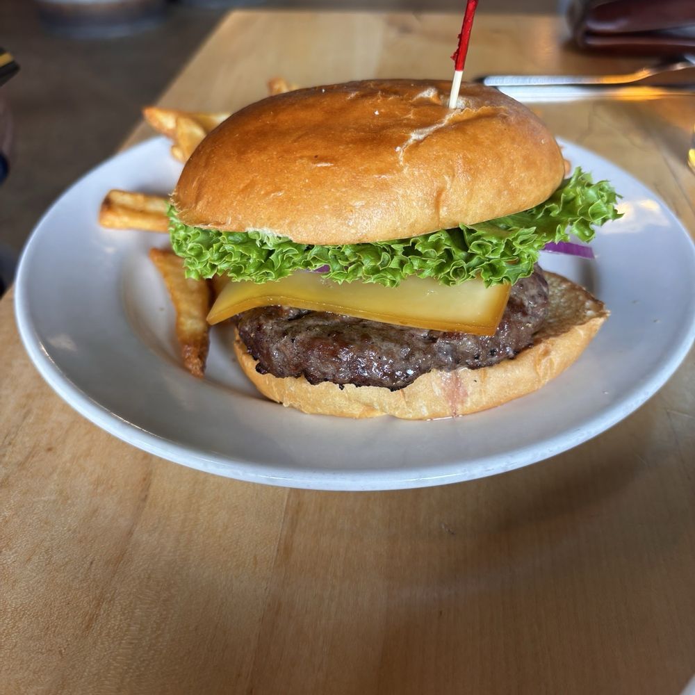 Upland Brewing Co. Bloomington Brewpub - Classic burger with Gouda cheese - Brewpubs Near Me - Bloomington, Indiana Upland Brewing Co. Bloomington Brewpub - Classic burger with Gouda cheese - Brewpubs Near Me - Bloomington, Indiana