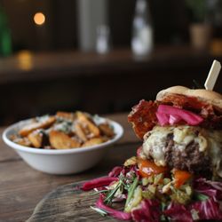Blød Hat - Burger and fries