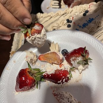 Vallarta Supermarkets - Mold and rotten strawberries - Grocery Near Me - Hesperia, California Vallarta Supermarkets - Mold and rotten strawberries - Grocery Near Me - Hesperia, California