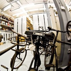 Discovery Centre - http://www.leeds.gov.uk/cmssharedresources/museumsandgalleries/MG_DiscoveryCentre/images/6067.jpg