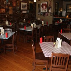 Doe's Eat Place - Dining room!