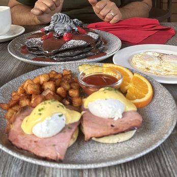Basalt - Ham Benedict and pancakes - New American Near Me - Honolulu, Hawaii