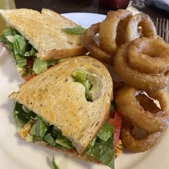 Lefty's Main Street Grille - Pimento Grilled Cheese Sandwich & Onion Rings - Breakfast & Brunch Near Me - Blacksburg, Virginia