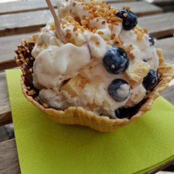 Schlecks - Schlecks mittel mit Basic Cream, Zartbitterschokolade, Krokant, Heidelbeeren, Raffaello und Weiße Crisp - ein Sommertraum! - Ice Cream & Frozen Yogurt Near Me - Hamburg, HH