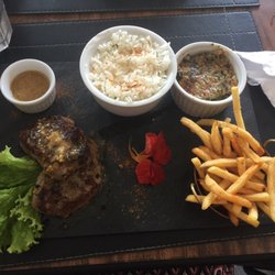 Flambée - Filet com molho de mostarda, com suflê de abobrinha e fritas. Ao ponto e muito saboroso!