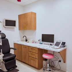 iDoctor - Exam Room. Our digital phoropters allow us to obtain highly accurate refractions while prioritizing patient comfort during eye exams.
