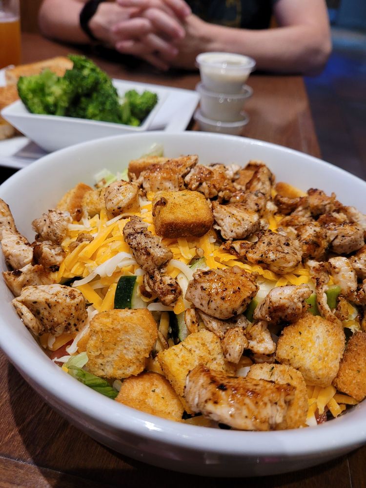 Buckets Bar And Grill