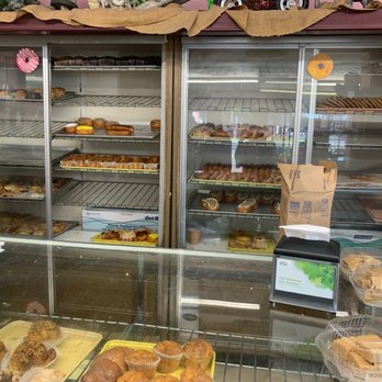 Sugar Shack Bakery - We stopped in your closing but they have a large amount of cases that still had an option for everyone - Bakeries Near Me - Reedsport, Oregon