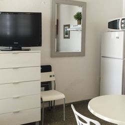 Arenas Beach Apartments - Studio apartment's TV, Dining area, kitchen