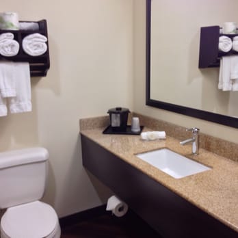 La Quinta by Wyndham Memphis Wolfchase - Bathroom - Hotels Near Me - Memphis, Tennessee La Quinta by Wyndham Memphis Wolfchase - Bathroom - Hotels Near Me - Memphis, Tennessee