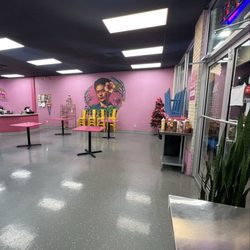 Helados La Azteca - The chairs against the wall