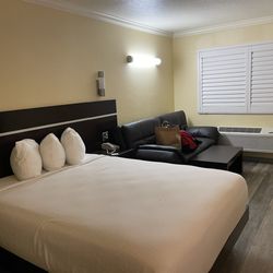 Country Inn - Queen bedroom. Nice , clean  and spacious for the low price.