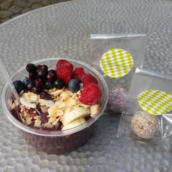 Juicekällan - Acai bowl & två rawfoodbollar. 59kr/ 19kr styck.