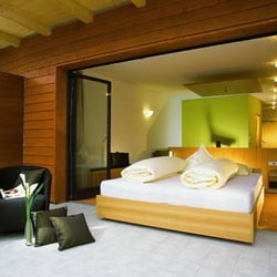 Lindenhof - Honeymoon-Suite mit Bett, kann auf den Balkon geschoben werden