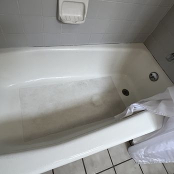 Laurel Inn & Conference Center - Slimy, dirty, bath mat in shower - Hotels Near Me - Salinas, California Laurel Inn & Conference Center - Slimy, dirty, bath mat in shower - Hotels Near Me - Salinas, California