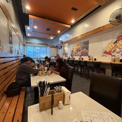 Mama Ramen - Seating