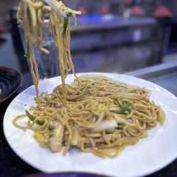 Nukumi Japanese Steakhouse - S6. Chicken Lo Mein