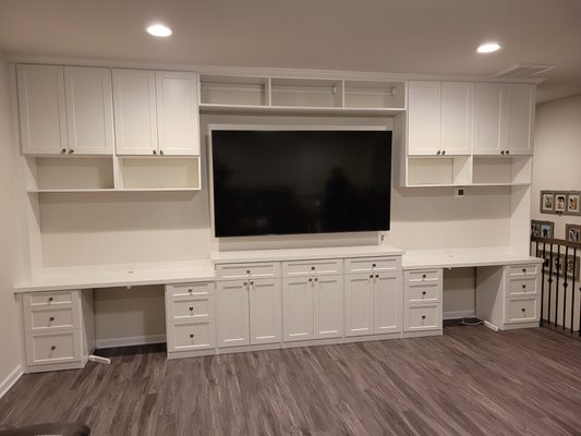 Office Cabinet Design - Our team of professionals' priority is to manufacture and design of closets and cabinets in our local and coverage area, installations, repairs and maintenance in residential and commercial areas, providing an excellent service in an effective and safe way to each of our customers. We complete the the design, manufacturing, and installation for a new office space.