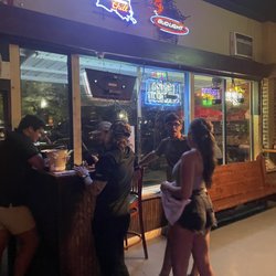 Cate Street Pub - Staff busy chatting instead of working.