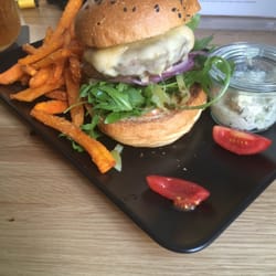 That Brgr - Classic Cheese mit Süßkartoffelpommes und Sourcream.