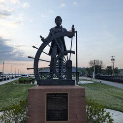 Mark Twain Steamboat Pilot Statue - Mark Twain Steamboat Pilot Statue, Hannibal
