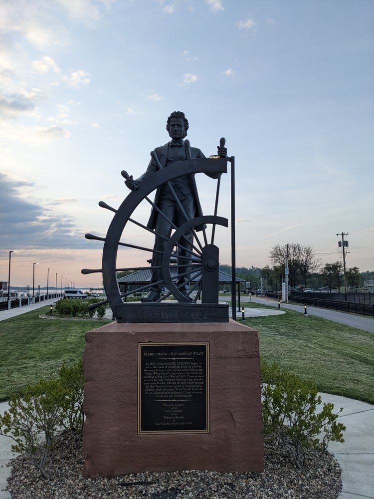 MARK TWAIN STEAMBOAT PILOT STATUE 100 Hill St, Hannibal, Missouri Landmarks & Historical