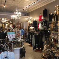 French Hen Boutique - A fun shop with great dressy clothes gifts and readers too