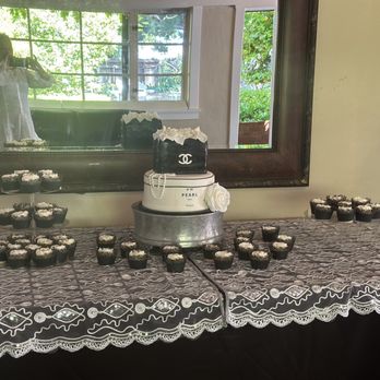 Yo Yo's Cakes - Cake display - Bakeries Near Me Yo Yo's Cakes - Cake display - Bakeries Near Me
