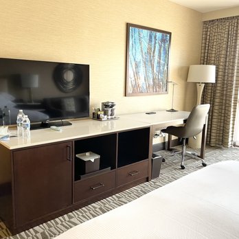 Hilton Phoenix Airport - Tv and work desk - Hotels Near Me - Phoenix, Arizona