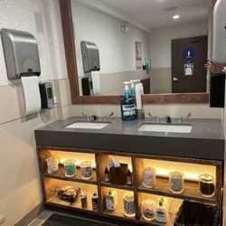 Soho Yoga - Women's locker room has all the goodies!