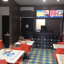 Mas Empanadas - Local un poco Chico pero agusto y perfecto para disfrutar las empanadas ahí mismo.