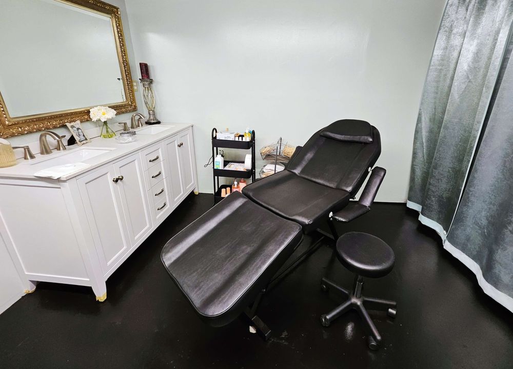 Glamour 300 Salon & Spa Logo