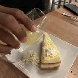 Lemon cake with lemon cello