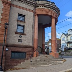Ishpeming Carnegie Library - Street parking right at the entrance