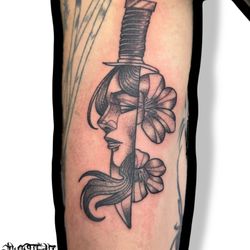 Seven Eyes Tattoo and Piercing - Lady face in a dagger by Justin

@justinbillingstattoo