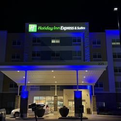 Holiday Inn Express & Suites Moundsville - Front at night