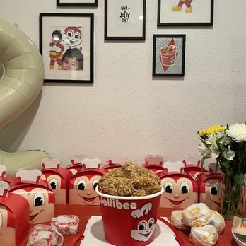 DH Cake Studio - Jollibee - Cupcakes Near Me DH Cake Studio - Jollibee - Cupcakes Near Me