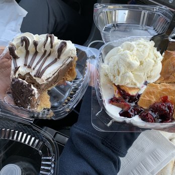 Linn's Restaurant - Chocolate cream pie and Olalie berry pie a la mode - American Near Me - Cambria, California
