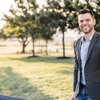 Maegan Kylie Photography - Corporate headshot.  Maegan Harless Photography - Session Photography Near Me