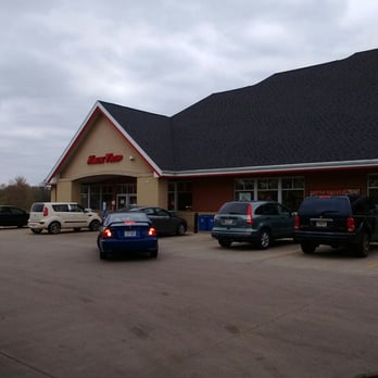 Kwik Trip - cars parked in front of a restaurant - Convenience Stores Near Me - Oconomowoc, Wisconsin