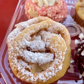 Sistahs' Sweets - Funnel cake Cupcake - Desserts Near Me - Baltimore, Maryland Sistahs' Sweets - Funnel cake Cupcake - Desserts Near Me - Baltimore, Maryland