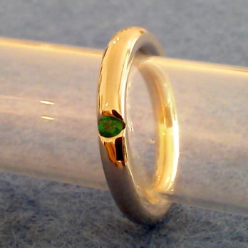 Juwelier Schmuck Schmiede - Goldring mit grünen Smaragd z.B. als Verlobungsring - Jewelry Near Me - Berlin, BE